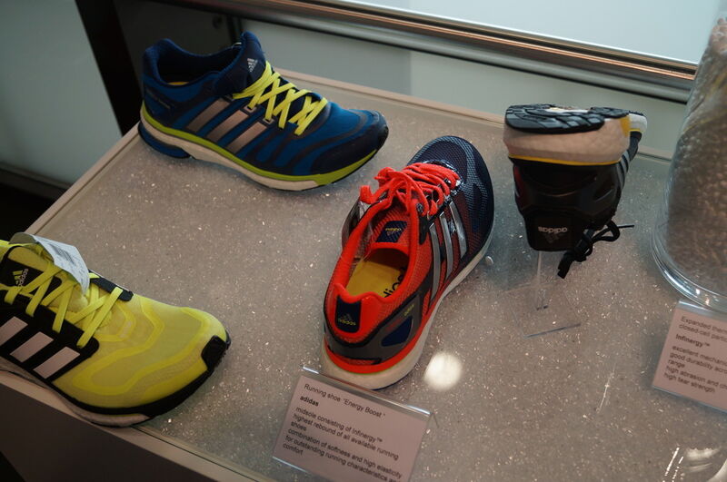 Dieser Schaumstoff, das weltweit erste geschäumte TPU, bildet unter anderem die Sohle des neuen 'Boost'-Laufschuhs von Adidas (Bild: PROCESS)