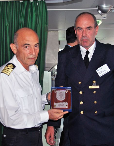 Hamburgs stellvertretender Hafenkapitän Andreas Brummermann (rechts) überreicht dem Kapitän der ZIM Hamburg, Valentin Deliu, die Admiralitätsplakette des Hamburger Hafens. (Bild: HHM)