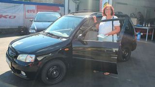 Die Flutkatastrophe hat schätzungsweise über 40.000 Fahrzeuge zerstört. Bettina (Nachname unbekannt) aus dem Ahrtal konnte sich nun über ein neues Fahrzeug freuen, das sie über die Hilfsaktion gespendet bekam. (Bild: Kfz-Rockstars)