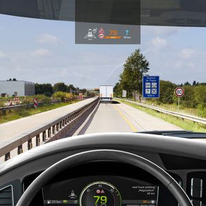 Das Continental Head-up-Display für Nutzfahrzeuge ist in vier Varianten verfügbar: als Frontscheiben- oder Combiner-HUD; wahlweise befindet sich die Anzeige im oberen oder unteren Blickfeld (Look-up- bzw. Look-down-Konzept).
