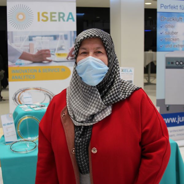 Besucherstimmen der LAB-SUPPLY Münster 2021Nevin Arslam, ehemalige Apothekerin :  „Ich habe zufällig über LABORPRAXIS von der Messe erfahren. Früher habe ich zum Beispiel viel mit HPLC gearbeitet und bin neugierig, was es dort für Neuerungen gibt. Es ist alles moderner geworden bei den Geräten.“   Weitere Infos zu den kommenden LAB-SUPPLY-Messen finden Sie auf www.lab-supply.info.    (LABORPRAXIS, C. Lüttmann)