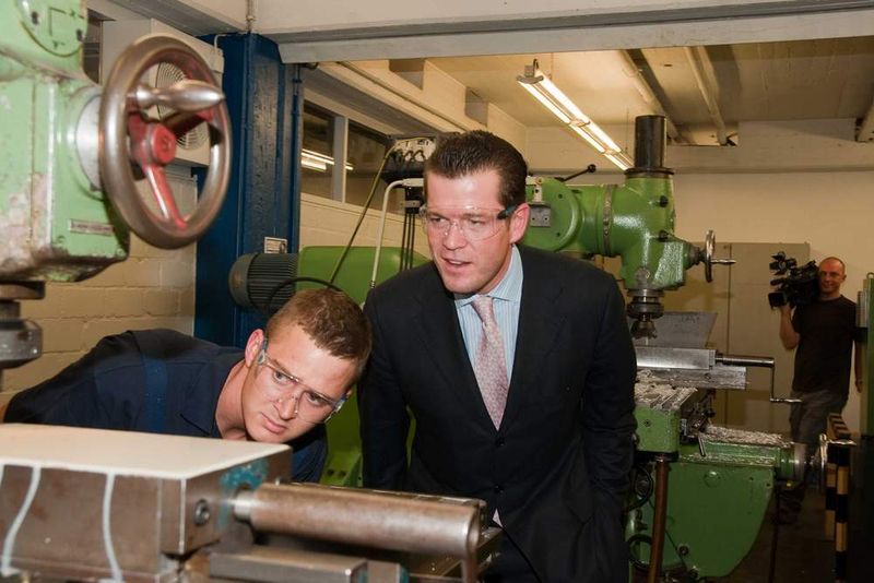 Wie wichtig es ist, dass Auszubildende an die hohe Qualität „Made in Germany“ herangeführt werden, erfuhr der Bundeswirtschaftsminister zu Guttenberg in der mechanischen Lehrwerkstatt: „Wer nicht ausbildet, darf später nicht jammern.“ (Archiv: Vogel Business Media)