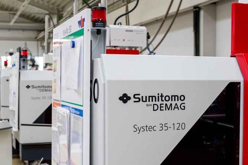 Im unteren Schließkraftbereich setzt WHR Hossinger auf die hydraulische Systec-Baureihe mit Servoventil. Letzteres sorgt für eine hochdynamische Regelung von Einspritzen und Nachdruck. (Bild: Sumitomo (SHI) Demag)