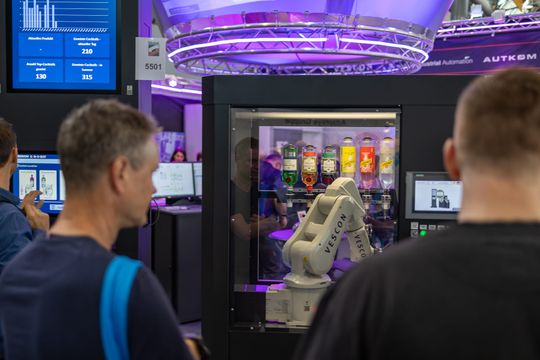 (Staunende Messebesucher: Je besser die Programmierung an alle individuellen Gegebenheiten vor Ort angepasst ist, desto größer ist der Nutzen, den ein Roboter liefert. Bild: P. E. Schall GmbH & Co. KG)