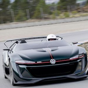 VW hat das Konzeptauto Golf GTI Roadster aus der Asservatenkammer geholt.(Bild:  VW)