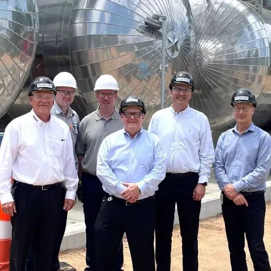 Offizielle Inbetriebnahme der erweiterten Linie für Formmassen in Wallingford durch: Thom Hemler (Global Segment Director Medical), Ryan Putnam (Engineering and Maintenance Manager), Brian Lathrop (Manufacturing Manager), Thomas Spagnuolo (Vice President Molding Compounds), Siamak Djafarian (Senior Vice President und Leiter des Geschäftsbereichs Molding Compounds) und Drew Scott (Vice President Production) (v. l. n. r.). (Bild:  Röhm)