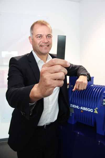 «Wir zeigen auf der Hannover Messe einen Motor, der ausschliesslich Ferritmagnete enthält», freut sich Ziehl-Abegg Vorstandschef Joachim Ley. Bisher sind Magnete aus Seltenen Erden Standard in vielen Aufzugsantrieben.  (Bild: Ziehl-Abegg/Rainer Grill)