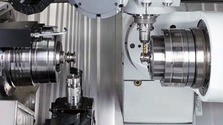 Halbierte Durchlaufzeiten und damit doppelte Produktivität in der Stangenbearbeitung: Bei der FZ08 MT ist zeitgleiches Drehen und Fräsen möglich. (Bild: Chiron)