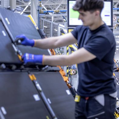 Mercedes-Benz fertigt in Ungarn Batterien für seine elektrisch angetriebenen Autos. (Bild: Mercedes-Benz)