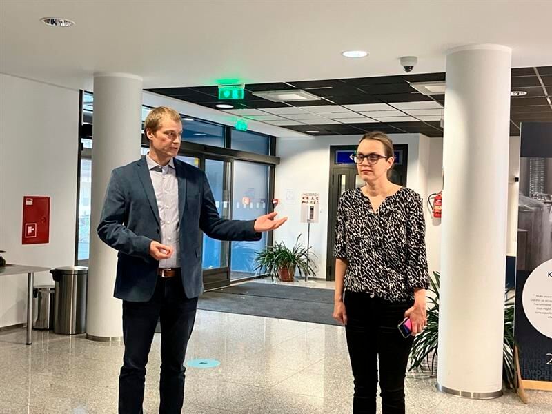 Empfangen werden wir von Priit Palta (links), Vice-Director des Instituts für Genomik.  (Bild: © Serina Sonsalla)