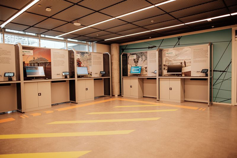 Im Industrial Software Showcase zeigt Siemens sein Portfolio an Industriesoftware, das vom ersten Konstruktionsentwurf über die Produktion bis hin zur fortlaufenden Kontrolle und Wartung reicht. (© NIKLAS STADLER / Amazon Web Services)