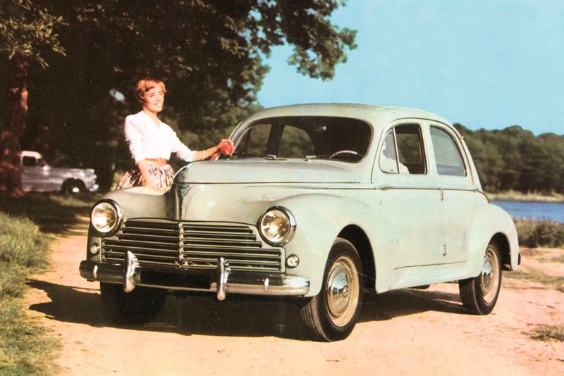 Der kompakte Peugeot 203 verkörperte alles, wonach sich Franzosen und Deutsche sehnten: Chrom-Glamour à la Hollywood, Fernweh durch Familien-Kombis, Prestige als Promi-Limousine und das zu kleinen Kosten. (Bild: Peugeot)
