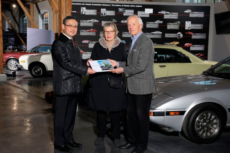 Im Mazda-Classic-Automobil-Museum Frey übereichte Yasuhiro Aoyama, Präsident Mazda Motor Europe, den von Deylens Anfang Januar den Bildband, den die Mazda-Mitarbeiter in Japan erstellt hatten. (Mazda)
