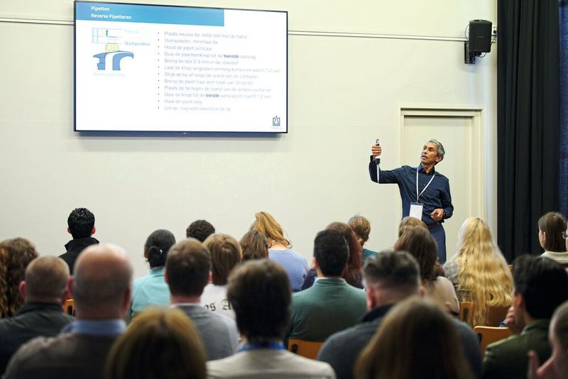 ...Naipals lezing was ook de enige in het Nederlands: 10 stappen naar een pipetteerprofessional.   For more information about upcoming LAB-SUPPLY trade fairs, visit www.lab-supply.info (Bild: Eye Am Chris)