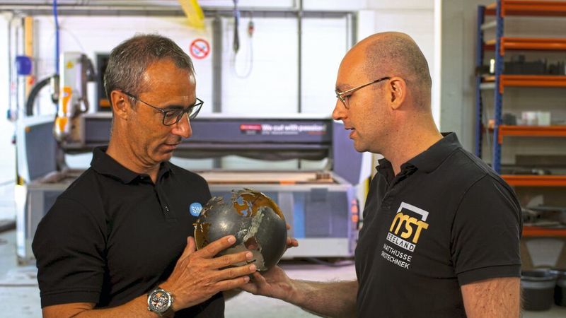 Speziell mit dem 3D-Schneidkopf von STM lassen sich bisher nur äus­serst schwierig zu fertigende Bauteile mit dem Wasserstrahl einfach und genau schneiden.  (MST Zeeland)