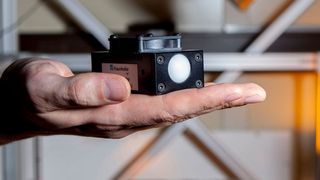 Das kompakte W-Band-Radar ist in etwa so groß wie eine Zigarettenschachtel. (Bild: Fraunhofer IAF)