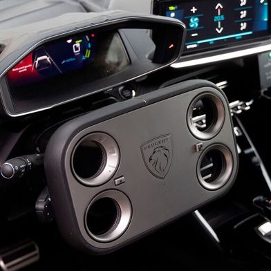 Peugeot testet ein eckiges Lenkrad. In den vier kreisförmigen Löchern sind die Funktionen für Klima, Lautstärke oder Assistenzsysteme untergebracht. (Bild: Peugeot)