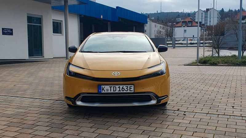 An der Front stechen vor allem die extrem schmalen, C-förmigen Scheinwerfer ins Auge. (Bild: Mauritz – VCG)