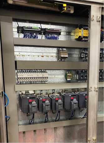 (Die neuen SPSen verfügen über eigene E/A-Module, so dass Bakkavor den Platzbedarf optimieren konnte, was wiederum Platz im Schaltschrank für die Umrichter und Servos des neuen Systems bringt. Bild: Control Freaks)