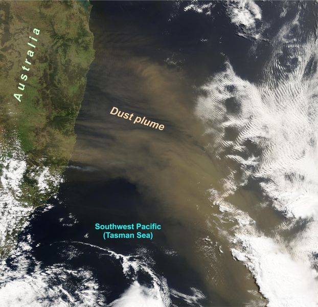 Eine Staubfahne weht von Australien aus in Richtung Südwestpazifik (Tasmanische See). Die meisten staubhaltigen Stürme reichen heute nicht über die Südostspitze Neuseelands hinaus in den Südozean. Aktuelle Sedimentdaten zeigen jedoch, dass der Staubeintrag in den pazifischen Teil des Südozeans in vergangenen Eiszeiten wesentlich höher war. (Graphik: Verändert NASA Visible Earth (http://visibleearth.nasa.gov/view.php?id=69212))