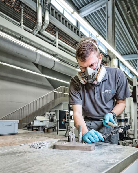 Das Innere der Düse muss mit flüssigem Schleifmittel geglättet und die Dichtigkeit des Anschlussgewindes in einem separaten Arbeitsgang sichergestellt werden. Diese Nachbearbeitung nimmt Dirk Friedrich aufgrund der hohen Flexibilität des 3D-Druckverfahrens aber in Kauf. (Erik Krueger, Grindaix)