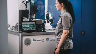 Ansprechbar! Maschinen wie dieses Fräsbearbeitungszentrum lassen sich jetzt über die Spracherkenner und die Audiotechnik des Fraunhofer IDMT aus Oldenburg steuern. Das robuste System sei schnell und einfach an die Bedarfe der Anwender anpassbar. Hier mehr dazu ... (Bild: A. Boedecker / FHG)