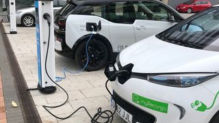 Der weltweite Marktanteil von Elektroautos und Hybriden lag 2018 bei 2,4 Prozent. (Bild: Seyerlein/»kfz-betrieb«)