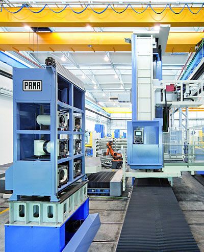 Speedram 3000 mit Pick-up-Station für Fräsköpfe und mit Werkzeugarena mit Roboter. (Archiv: Vogel Business Media)