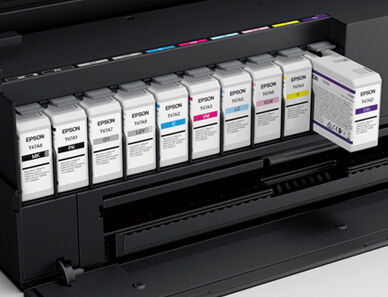 Die Batterie der Tinten in den neuen Fotodruckern. Ein Umschalten zwischen Photo-Schwarz und mattem Schwarz ist nun ohne Spülung des Tintensystems möglich.    (Epson)