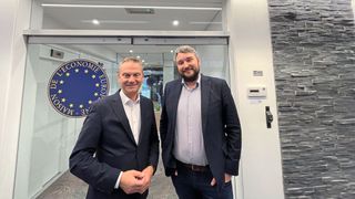 ZDK-Präsident Arne Joswig und Friedrich Trosse vor dem neuen ZDK-Büro in Brüssel (Bild: ZDK)