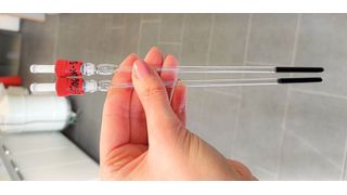 Mit der Lewis-Supersäure können künftig schädliche Verbindungen in nachhaltig verwertbare Chemikalien umgewandelt werden. (Bild: Laura Köring/ Universität Paderborn)