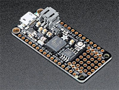 Bild 4: Die Entwicklungskarte 3403 Feather M0 Express von Adafruit verfügt über einen kleinen Steckbrettbereich für kundenspezifische Schaltkreise. (Adafruit)