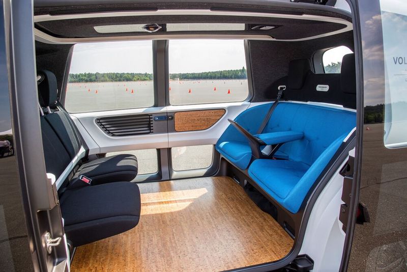 Im Innenraum sitzt es sich hell und geräumig. (Bild: VW)