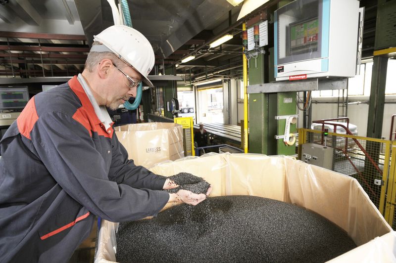 Der Hightech-Kunststoff Durethan wird in Granulatform geliefert. Durethan kommt unter anderem in der Automobilindustrie zum Einsatz. (Bild: Lanxess)