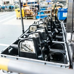 Hohe Variantenvielfalt in der Automobilproduktion: Viele Bauteile sind äußerlich für die Werker kaum zu unterscheiden.(Bild:  Fraunhofer IFF/Andreas Süß)