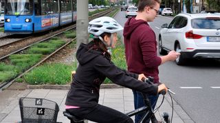 Besonders verwundbare Verkehrsteilnehmer wie Fußgänger und Radfahrer können über ihre Smartphones am vernetzten Verkehrsgeschehen teilnehmen. (Fraunhofer ESK)