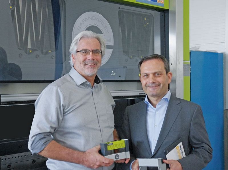 Daniel Spiegel (links) als Verwaltungsratspräsident und Luigi Greco als CEO sehen neben innovativen Maschinen vor allem die Digitalisierung als lohnende Investition für sich und für ihre Kunden.  (Konrad Mücke, SMM)