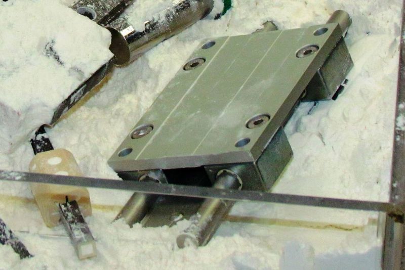 Auch die trockengeschmierten Gleitlager verdrecken in einer solchen Umgebung, lassen sich aber einfacher säubern. Staub klebt nicht an und nicht vorhandene Rollen können auch nicht blockieren. (S.Häuslein/konstruktionspraxis)