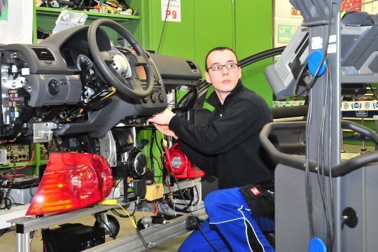Der Deutsche Franz Havlat ist an dieser Station auf der Suche nach einem Fehler im Airbag-System. (Archiv: Vogel Business Media)