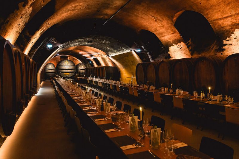 Die Location spricht für sich: Kerzenschein, ein etwa sechs Meter hohes Gewölbe und jede Menge fränkisches Flair. (Bild: Stefan Bausewein)