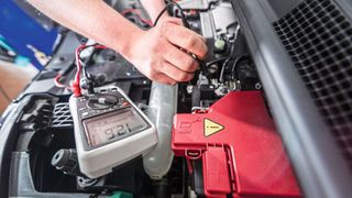 Batterietests gibt es inzwischen einige. Doch die Testverfahren und -messungen unterscheiden sich je nach Anbieter. Das führt zu unterschiedlichen Ergebnissen. Deshalb hält der ZDK ein standardisiertes Verfahren für erforderlich. (Bild: ProMotor)