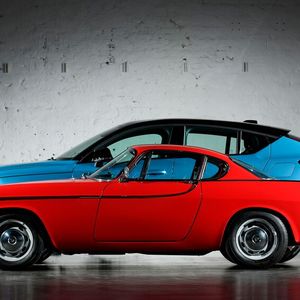 Volvos Chefdesigner Robin Page nimmt für den XC40 Recharge Anleihen beim Klassiker P1800.(Bild:  Volvo)