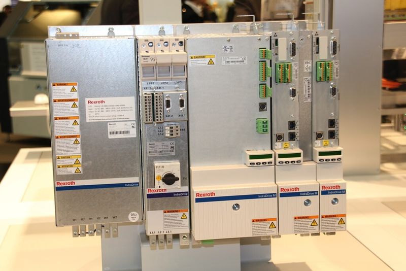 Der Smart Energy Mode von Rexroth kombiniert die Vorteile einer hohen geregelten Zwischenkreisspannung mit der Nutzung von Energiespeichern im Zwischenkreis. (Bild: Michel)