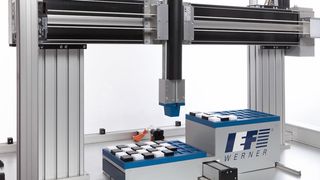 Schnell und auf den Punkt genau: Für den Antrieb der Z-Achse wird weder Motor noch Kabel mitbewegt.  (Bild: IEF Werner)