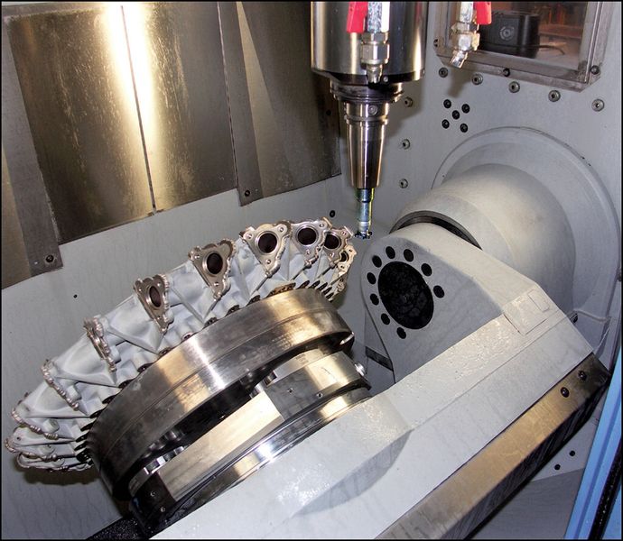 Bild 3: Mit dem sechsschneidigen Zirkularfräser werden die Auslasskanäle am Niederdruckverteiler innen nachgefräst. (Bild: Horn)