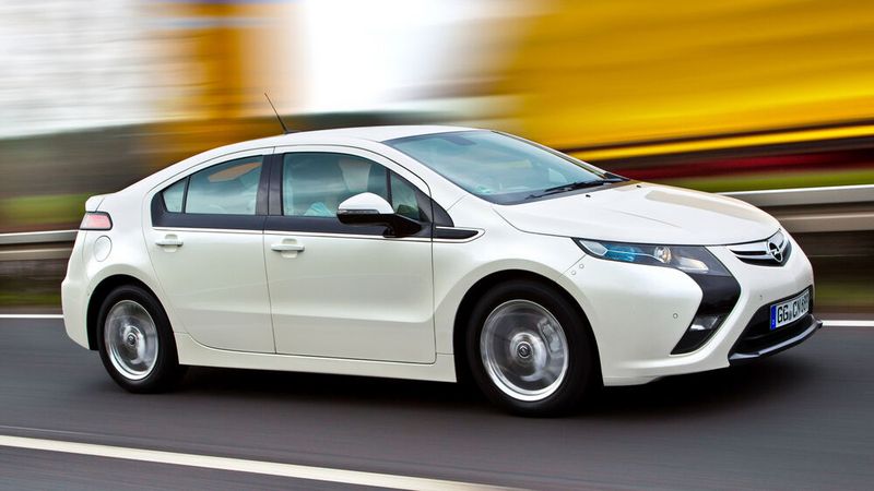 2011 gingen der „Opel Ampera“ und das Parallelmodell „Chevrolet Volt“ in Serie. Opel nannte es ein „Elektrofahrzeug mit Reichweitenverlängerer“, engl. abgekürzt „EREV“. Bei voller Batterie (16 kWh) fährt der Ampera 40 km bis 80 km ausschließlich elektrisch. Der eingebaute Verbrennungsmotor mit der 54-kW-Generator-Einheit startet automatisch, sobald der Ladezustand der Batterie unter circa 20 Prozent  (3,2 kWh) gesunken ist. Zwischen 2011 und 2015 wurden in Deutschland lediglich 1.542 Ampera neu zugelassen.  (Bild: Opel / Stellantis)