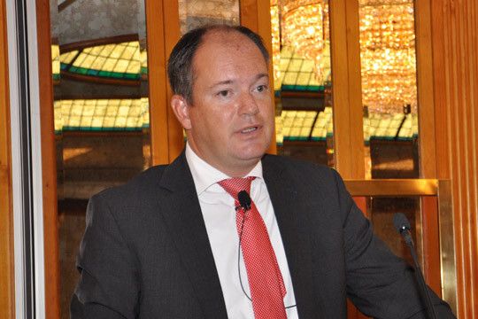 Rechtsanwalt Sven Köhnen von der Kanzlei Graf von Westphalen & Partner erläuterte den anwesenden Kia-Partnern wesentliche Punkte, die gekündigte Händler beachten sollten. (Foto: Wehner)