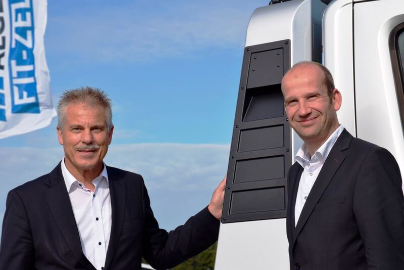 Algema Vertiebsleiter Peter Nebel und der Geschäftsführer der Eder-Gruppe Gregor Ries stellen den Blitzlader-2 vor. (Schweitzer)