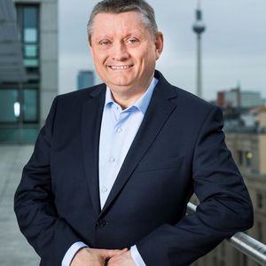 Bundesgesundheitsminister Hermann Gröhe: „Bei mehr als 100.000 Gesundheits-Apps ist es für Bürger, aber auch für Ärzte nicht einfach, zwischen guten und schlechten Angeboten zu unterscheiden. Nötig sind klare Qualitäts- und Sicherheitsstandards für Patienten, medizinisches Personal und App-Hersteller.“ 