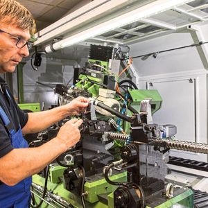 Hochpräzises Gewindeschleifen gehört zu den Fertigungsprozessen, die ein außerordentliches Maß an Erfahrungen erfordern: Die Experten von August Steinmeyer wissen, worauf bei der Herstellung der komplexen Bauteile geachtet werden muss.(Bild:  Frank Luger www.art-photography.de)